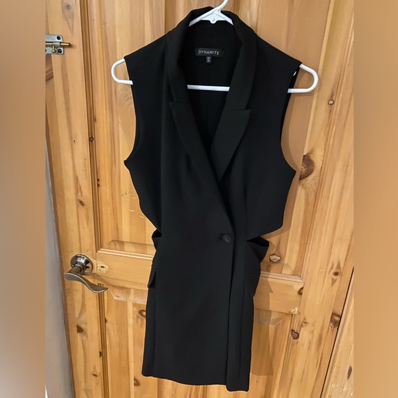 C’est un onepiece (il y a des shorts) avec dos ouvert dans le bas et décolleté - Picture 2 of 4